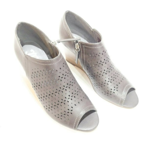 Journee Collection Britny Wedge-7.5 - Picture 9 of 9